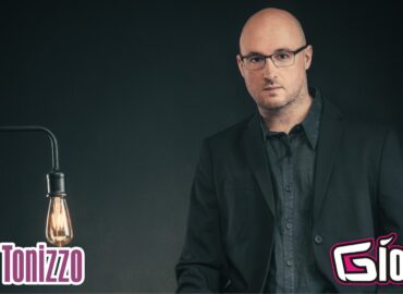 L'ospite della nuova puntata di "Riflettore", in onda venerdì 18 dicembre, sarà il cantautore Guido Tonizzo, autore del saggio "Esprimersi con la musica", scritto a quattro mani con Diego Silvestrin. Il testo, che punta ad aiutare musicisti e artisti ad acquisire la consapevolezza, le tecniche e le competenze necessarie per avere una marcia in più nel mondo della musica odierno, vede la collaborazione di "The Groove Factory", realtà friulana specializzata nell’insegnamento e in servizi di altissima qualità per la musica e i musicisti. All'interno di "Esprimersi con la musica" sono presenti anche alcuni suggerimenti di artisti di fama nazionale, come quelli di Omar Pedrini e Tinkara Kovač.