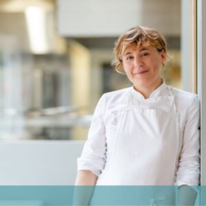 L'ospite d'onore della nuova puntata di "Chi ben comincia", in onda lunedì 1 febbraio, sarà Antonia Klugmann, uno dei 9 chef italiani inseriti nella lista “The Best Chef Top100”. Antonia, nota al grande pubblico grazie alla partecipazione in qualità di giudice alla 7ma edizione di “Masterchef Italia”, è proprietaria del ristorante stellato Michelin l’Argine a Vencò, ricavato nel 2014 da un vecchio mulino del diciassettesimo secolo. La sua cucina è sostenibile e dà molto spazio agli elementi naturali e ai prodotti selvatici.  Antonia è anche autrice del libro “Di Cuore di Coraggio”, pubblicato nel 2019 con Giunti Editore, in cui racconta la sua storia e presenta una selezione delle ricette più rappresentative della sua carriera.