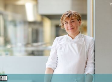 L'ospite d'onore della nuova puntata di "Chi ben comincia", in onda lunedì 1 febbraio, sarà Antonia Klugmann, uno dei 9 chef italiani inseriti nella lista “The Best Chef Top100”. Antonia, nota al grande pubblico grazie alla partecipazione in qualità di giudice alla 7ma edizione di “Masterchef Italia”, è proprietaria del ristorante stellato Michelin l’Argine a Vencò, ricavato nel 2014 da un vecchio mulino del diciassettesimo secolo. La sua cucina è sostenibile e dà molto spazio agli elementi naturali e ai prodotti selvatici.  Antonia è anche autrice del libro “Di Cuore di Coraggio”, pubblicato nel 2019 con Giunti Editore, in cui racconta la sua storia e presenta una selezione delle ricette più rappresentative della sua carriera.