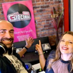Anche quest'anno Luca Ferri e Linda Fiore saranno al timone di "Tutti i pazzi per Sanremo", lo speciale dedicato alla kermesse canora più seguita d'Italia, che da sempre coinvolge in modo diretto gli ascoltatori, invitandoli a diventare "giurati" per una sera. Giovedì 4 marzo, dalle 20.30, sarà infatti data loro la possibilità di esprimere il proprio parere sulle canzoni in gara e commentare le prime tre serate del Festival di Sanremo. Far parte della “Giuria Gioconda” è molto semplice: basta inviare richiesta con sms o whatsapp al 334.75 220 75, successivamente la redazione della radio si occuperà di contattare ogni "giurato" per comunicare orari e modalità di collegamento. Durante la serata si esibiranno due giovani artisti del Friuli-Venezia Giulia, Elena Marchesan e Mattia Marchesan, che interpreteranno alcuni successi sanremesi. L'appuntamento, che verrà trasmesso eccezionalmente dagli studi di The Groove Factory - Music, Events & More, una delle scuole di musica più prestigiose del Nordest, sarà possibile seguirlo in fm (98.5 MHz Udine – 98.3 MHz Pordenone – 105.9 MHz Gorizia -107.3 MHz Trieste – 104.8 MHz Tolmezzo – 106.9 Gemona) e anche attraverso lo streaming disponibile sul sito www.radiogioconda.it e sull’APP “Radio Gioconda”.  Sarà inoltre trasmesso in video su Facebook e su Twitch.