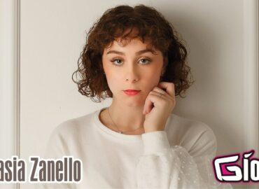 La giovanissima cantautrice Anastasia Zanello, di appena 17 anni, sarà l'ospite della nuova puntata di "Riflettore", in onda venerdì 5 febbraio. Vinicitrice nella categoria inediti del contest "Play Homepage 2019", organizzato da Homepage Festival e The Groove Factory, dove ha presentato due suoi brani “Disappear” e “???”, entrambi con testo in lingua inglese, Anastasia ora è pronta a far conoscere al grande pubblico il suo primo singolo scritto in italiano. Si tratta di "Marinai", brano che verrà pubblicato su tutte le piattaforme digitali proprio il 5 febbraio. La diciasettene, che studia pianoforte al Conservatorio Statale di Musica Jacopo Tomadini di Udine, fa inoltre parte del coro "The Nu Voices Project" diretto da Rudy Fantin.