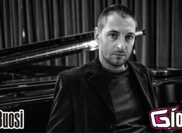 Il pianista e compositore Luca Buosi sarà il protagonista della puntata del 19 febbraio di "Riflettore", la trasmissione dedicata a chi si occupa di musica ed è orginario del Friuli-Venezia Giulia. Tra i lavori più recenti realizzati dall'artista spicca la composizione della colonna sonora del cortometraggio diretto dal regista Leonardo Barone “13 scatti”. L'opera cinematografica, che appartiene al genere "fantasy, è stata recentemente premiata a Los Angeles all'Hollywood Blood Horror Festival.