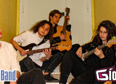 Massimo Antoniazzi, voce e chitarra della Utopy Band, sarà il protagonsita della puntata del 5 marzo di "Riflettore", lo spazio dedicato a chi si occupa di musica ed è orginario del Friuli-Venezia Giulia. Il gruppo musicale, composto da cinque giovanissimi elementi, è nata da poco meno di un anno e ha recentemente debuttato nel mondo discografico con la pubblicazione del singolo "Scena prima". Nelle prossime settimane uscirà "Scena seconda", sul quale la band è attulmente al lavoro. Riflettore è possibile seguirlo ogni venerdì alle 14.30 e in replica alle 20.30 in #fm (98.5 MHz Udine – 98.3 MHz Pordenone – 105.9 MHz Gorizia -107.3 MHz Trieste – 104.8 MHz Tolmezzo – 106.9 Gemona del Friuli) e anche atraverso lo streaming disponibile sul sito www.radiogioconda.it e sull’APP “Radio Gioconda”. La trasmissione è a cura di Linda Fiore.