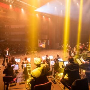 Dopo la special edition, la serata di gala andata in scena lo scorso ottobre al Teatro Nuovo Giovanni da Udine, torna nella sua veste originale il concorso canoro nazionale Percoto Canta, la cui 34° edizione viene presentata oggi, fra novità, nuove collaborazioni e tanta voglia di ripartire da dove si era rimasti, ovvero dall’obiettivo di promuovere e valorizzare le migliori voci del panorama nazionale. Dopo un anno di stop ritorna quindi il concorso canoro, diviso nelle categorie Junior, Senior e Cantautori. Le novità del concorso riguardano i volti della Giuria di Qualità, rappresentata quest’anno da alcuni dei più promettenti, geniali e riconosciuti talenti artistici del nostro paese: Tricarico, cantautore, polistrumentista, disegnatore e pittore; Niccolò Agliardi, autore e cantautore nonché vincitore di un Golden Globe; Petra Magoni, una delle voci della colonna sonora del film “Pinocchio” di Matteo Garrone. Ulteriori novità riguardano il calendario del Festival; dopo le selezioni preliminari dei cantanti iscritti alla gara, che si terranno sabato e domenica 29 e 30 maggio alla Casa della Musica di Cervignano del Friuli, i migliori 24 concorrenti accederanno alle semifinali, che si terranno sabato 30 luglio al Parco delle Rose di Grado (Go). In questa occasione verranno staccati i 12 pass per l’ambita finalissima, in programma sabato 25 settembre, ore 21.00, al Teatro Nuovo Giovanni da Udine.