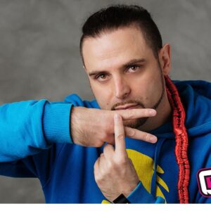 Il protagonista della puntata del 9 aprile di "Riflettore" sarà il rapper e musicista DJ Tubet, la cui caratteristica è scrivere i testi dei suoi brani quasi esclusivamente in lingua friulana. Nel dicembre 2020 ha pubblicato il suo primo album dal titolo “Fin Cumò” all'interno del quale ha raccolto alcuni dei singoli scritti a partire dal 2011, in tutto quattordici. Il lavoro discografico propone un percorso vario tra, lingue, culture e tradizioni e per la sua realizzazione l'artista friulano si è avvalso della collaborazione di numerosi musicisti e cantanti europei ed extraeuropei. DJ Tubet è tra i pionieri in Italia di pedagogia hip hop, progetto che da alcuni anni porta con successo nelle scuole di tutta Italia