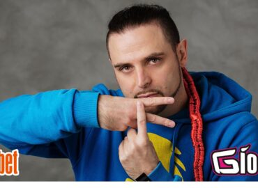 Il protagonista della puntata del 9 aprile di "Riflettore" sarà il rapper e musicista DJ Tubet, la cui caratteristica è scrivere i testi dei suoi brani quasi esclusivamente in lingua friulana. Nel dicembre 2020 ha pubblicato il suo primo album dal titolo “Fin Cumò” all'interno del quale ha raccolto alcuni dei singoli scritti a partire dal 2011, in tutto quattordici. Il lavoro discografico propone un percorso vario tra, lingue, culture e tradizioni e per la sua realizzazione l'artista friulano si è avvalso della collaborazione di numerosi musicisti e cantanti europei ed extraeuropei. DJ Tubet è tra i pionieri in Italia di pedagogia hip hop, progetto che da alcuni anni porta con successo nelle scuole di tutta Italia