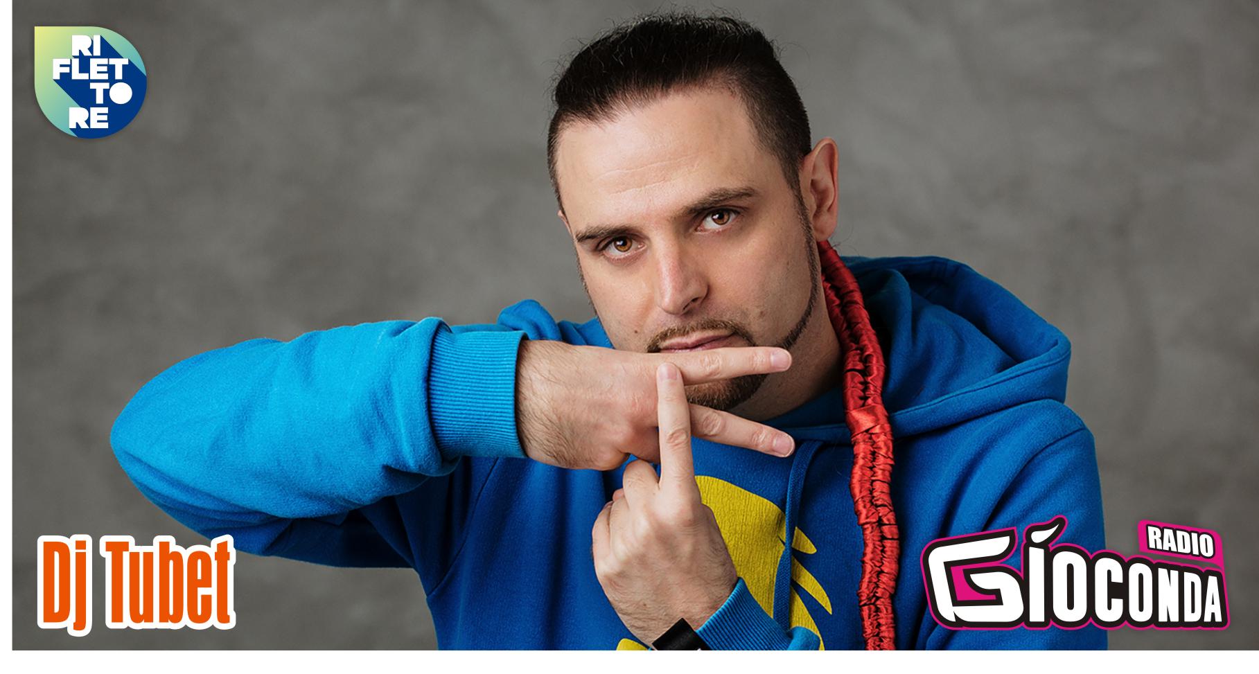 Il protagonista della puntata del 9 aprile di "Riflettore" sarà il rapper e musicista DJ Tubet, la cui caratteristica è scrivere i testi dei suoi brani quasi esclusivamente in lingua friulana. Nel dicembre 2020 ha pubblicato il suo primo album dal titolo “Fin Cumò” all'interno del quale ha raccolto alcuni dei singoli scritti a partire dal 2011, in tutto quattordici. Il lavoro discografico propone un percorso vario tra, lingue, culture e tradizioni e per la sua realizzazione l'artista friulano si è avvalso della collaborazione di numerosi musicisti e cantanti europei ed extraeuropei. DJ Tubet è tra i pionieri in Italia di pedagogia hip hop, progetto che da alcuni anni porta con successo nelle scuole di tutta Italia