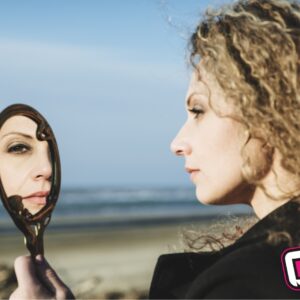 Protagonista della puntata del 7 maggio di "Riflettore" sarà la cantante siciliana, ma friulana di adozione, Claire D. Il 9 maggio uscirà il suo primo album da solista dal titolo "Voglio vivere così" al quale hanno preso parte musicisti di grande levatura artistica, rinomati in Italia e in Europa, tra i quali Amedeo Ariano, Francesco Puglisi e Daniele di Bonaventura. Il lavoro discografico si compone di nove tracce e tra esse spicca “Solamente tu”, brano attualmente in finale al “Premio Mia Martini”, il concorso musicale dedicato alla grande interprete della canzone italiana considerato uno degli appuntamenti artistici culturali più importanti d’Europa. Claire D. è stata  uno dei membri degli Harmony Gospel Singer oltre che voce solista negli spettacoli “Novelle per un anno”, per la regia di Andrea Ortis ,  e “Red Music”, diretto da  Roberto Pagura. Attualmente collabora con l’Accademia Vocem per la realizazione di eventi culturali e benefici. Numerose anche le collaborazioni con l’associazione culturale "Parole Note" di Roveredo in Piano e con il "Passe Partout Teatro" di Porcia.