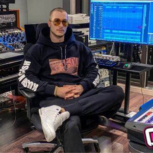Il giovanissimo cantautore Aj Roi sarà il protagonista della puntata di venerdì 11 giugno di "Riflettore". Il suo primo singolo, pubblicato lo scorso 23 aprile, si intitola "Kush n' Cash" ed è direttamente collegato alla attività imprenditoriale dell'artista ovvero l’omonimo brand di abbigliamento del quale è sia ideatore sia fondatore. Del brano è stato realizzato un video che su You Tube ha già superato le 103 mila visualizzazioni. Aj Roi, che con "Kush n' Cash" è al suo debutto nel mercato discografico, è attualmente impegnato nella realizzazione di nuovi brani. Tra i suoi prossimi progetti c'è anche quello di incidere un album.