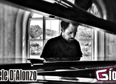 Il pianista e compositore Gabriele D'Alonzo è il protagonista della puntata di venerdì 18 giugno di "Riflettore". Il suo terzo album, dal titolo "Island", è stato pubblicato lo scorso gennaio dall’etichetta milanese RNC MUSIC ITALIA di Nico Spinosa. Il nuovo lavoro discografico racconta in musica il suo personale viaggio sull'isola più fotografata d'Europa i cui paesaggi incontaminati, villaggi, geyser, laghi ghiacciat hanno dato l'ispirazione alle 12 tracce che compongono il progetto musicale. Gabriele D'Alonzo per la realizzazione di "Island" si è avvalso della collaborazione di numerosi professionisti della musica tra i quali Stefano Zeni, che nel disco ha suonato il violino e Francesco Contadini, che si è occupato del mastering e del mixing. ▶️ #Riflettore è possibile seguirlo ogni venerdì alle 14.30 e in replica alle 20.30 in #fm (98.5 MHz Udine – 98.3 MHz Pordenone – 105.9 MHz Gorizia -107.3 MHz Trieste – 104.8 MHz Tolmezzo – 106.9 Gemona) e anche atraverso lo streaming disponibile sul sito www.radiogioconda.it e sull’APP “Radio Gioconda”. La trasmissione è a cura di Linda Fiore.