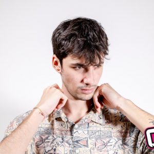 Il giovanissimo cantautore Elios è il protagonista della puntata di venerdì 2 luglio di "Riflettore". Recentemente ha pubblicato il suo primo singolo dal titolo "Che fai", brano prodotto da Loop Music di Bologna. Elios nel 2018 ha trionfato a “Sing in time", il contest organizzato da The Groove Factory, dedicato a talenti canori emergenti. In quella occasione a premiarlo fu il cantautore Bungaro che cosi' si era espresso sulla performance del giovane artista: "Abbiamo premiato l’inedito di Elios perché il suo è un pezzo con una timbrica originale e poi perché è in italiano ed è importante oggi cantare in italiano". Elios è attualmente impegnato nella stesura di nuovi brani che usciranno prossimamente.