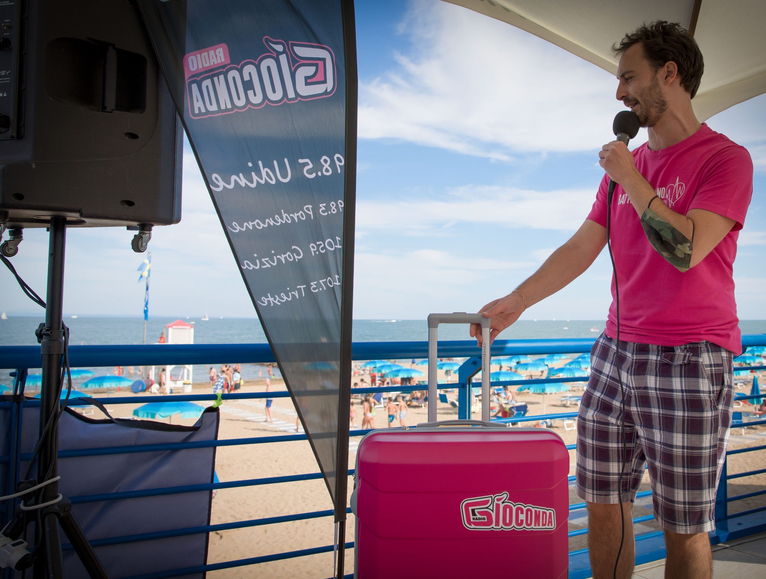 Il tour “Battito Italiano”, il format musicale di Radio Gioconda che propone brani made in Italy mixati, è pronto a ripartire. La prima data estiva è in programma sabato 3 luglio a Udine, in occasione della “Notte Bianca”, l’immancabile appuntamento con i saldi nel centro storico del capoluogo friulano che, tra le proposte artistiche, ospiterà anche il concerto di Max Gazzè. Il cantautore romano porterà sul piazzale del Castello il nuovo progetto dal titolo “La matematica dei rami” con inizio ore 21.00. Lo staff di Radio Gioconda sarà presente in via Mercatovecchio dove, dalle 18.30 alle 21.00, proporrà al pubblico musica e animazione. Il giorno successivo, il 4 luglio, “Battito Italiano Live” farà tappa sul lungomare di Lignano Riviera (UD) per un pomeriggio ricco di intrattenimento. Nella stessa location domenica 11 luglio alle 16.30 debutterà la versione live di “Battito Latino”, il nuovo format musicale dell’emittente friulana che propone brani italiani che strizzano l’occhio a sonorità latine e i più grandi successi internazionali latino-americani. Radio Gioconda è la radio con sede in Friuli – Venezia Giulia più ascoltata in regione.