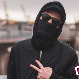 L'ospite dell'ultima puntata della stagione 2021/2021 di "Riflettore", in onda il 30 luglio, è il cantautore triestino Wdoppia. L'artista, che ha scelto di non mostrare mai il suo volto al grande pubblico con l'obiettivo di raccontarsi ancora più in profondità, ha recentemente pubblicato il singolo "Treno regionale" per l'etichetta triestina Antieroi Dischi al cui timone si trovano i fonici e producer di fama nazionale Ricky Carioti e Igor Ambrosino. Del singolo è stato anche stato realizzato il videoclip, a cura del regista Sergio Cinghiale, che in poche settimane ha raggiunto migliaia di visualizzazioni. Wdoppia sta attualmente lavorando alla realizzazione di un concept album che uscirà entro l'inizio del 2022. Rilfettore, la trasmissione che mette in evidenza la musica che nasce in Friuli-Venezia Giulia, dopo la pausa estiva, ritornerà in onda il 3 settembre.