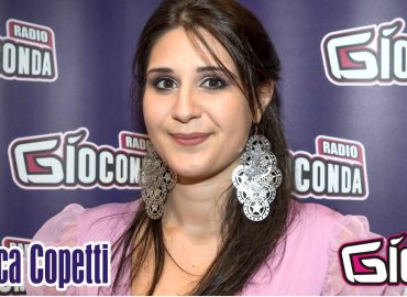 L'ospite di "Riflettore" di venerdì 1 ottobre è la cantautrice Federica Copetti, vincitrice assoluta nella serata finale della 34° edizione di Percoto Canta, il contest canoro che ogni anno attira decine di partecipanti da tutta Italia, andata in scena a Udine sabato 25 settembre al "Teatro Nuovo Giovanni da Udine". A comporre la giuria di qualità, che ha avuto il compito di valutare gli undici concorrenti in gara, Petra Magoni (cantante ed autrice), Niccolò Agliardi (cantautore e recentemente vincitore di un Golden Globe), Francesco Tricarico (cantautore), Sergio Cerruti (Presidente di AFI, Associazione Fonografici Italiani) e Maurizio Raimo (produttore musicale e Direttore Artistico del Concerto di Natale in Vaticano). Federica Copetti originaria di Osoppo (Ud), è stata la star della serata con la canzone “Vento e polvere”. L'artista si è imposta nella propria categoria (Cantautori), si è aggiudicata il “Premio della critica” e infine il premio assoluto Percoto Canta 2021. Fra gli altri premi di categoria a spuntarla fra i Junior è stata la bergamasca Paola Damiani con “At Last”, mentre fra i senior prima è stata l’udinese Costanza Gallini con “Think” che ha vinto anche il premio della giuria popolare “Mons. Lauro Minin”, mentre il Premio AFI (Associazione Fonografici Italiani) è andato alla goriziana Margherita Pettarin con “Empatia”. La finale di sabato, che è stata trasmessa in diretta su Radio Gioconda, ha messo in mostra il grande valore qualitativo dei concorrenti, accompagnati dalla PercotoCantaBand, diretta dal M° Nevio Lestuzzi, arricchita dalla sezione archi de I Filarmonici Friulani e dalla sezione fiati dell’Italian Brass guidati da Francesco Minutello.