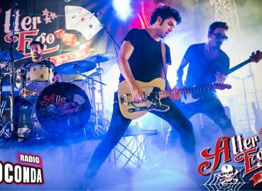 L'ospite di "Riflettore" di venerdì 29 ottobre è il chitarrista e cantante Alberto Magaraci, leader degli Alter Ego, trio italiano di Rocknroll. Il sound della formazione spazia dal rocknroll al rockabilly, dal rock al punk, dal country al surf. Gli altri due componenti del trio sono Paolo Turchetto, alla batteria e Paolo Pizzol, al basso.