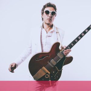 Il compositore e chitarrista Federico Poggipollini è l’ospite d’onore della nuova puntata di “Chi ben comincia”, in onda lunedì 20 dicembre alle 18.00. L’artista emiliano si esibirà in Friuli-Venezia Giulia giovedì 23 dicembre al Palasport di Cividale (UD) in This is Groove – Immersive Edition, spettacolo di musica, danza a arti visive che vedrà coinvolti oltre cinquanta tra artisti tra ballerini, musicisti e cantanti. Lo show sarà IMMERSIVO: ogni spettatore sarà dotato di cuffie wireless che trasmetteranno un vortice di suoni a 360 gradi per assistere a ogni esibizione con maggiore intensità. L’audio della serata sarà curato da Davide Linzi, tecnico del suono di Ultimo, Negrita e Francesco Renga, e i contenuti video saranno di Marino Cecada, visual designer che ha lavorato per Ligabue, Il Volo ed Elisa. Radio ufficiale di “This is groove” è Radio Gioconda. L’evento, che avrà inizio alle 20.30, è ad ingresso gratuito con prenotazione obbligatoria al 328.6343638. “This is Groove” sarà possibile seguirlo anche attraverso il canale YouTube di “The Groove Factory” e di “Living Music”, le due realtà friulane organizzatrici dello show.