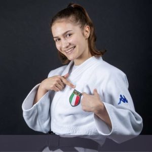 L’atleta Veronica Toniolo è l’ospite d’onore della nuova puntata di "Chi ben Comincia" in onda lunedì 28 febbraio alle 18.00. Nata in una famiglia di judoka, nel 2016 ha vinto il suo primo campionato Italiano e negli anni successivi, oltre ad aggiudicarsi altri cinque titoli italiani tra U15/U18 e U21, ha centrato numerosi obiettivi tra i quali l’oro a squadre ai giochi olimpici giovanili (YOG) di Buenos Aires, l’argento e l’oro ai Campionati Europei e un oro ai Campionati del mondo. Veronica Toniolo durante tutto il 2021 ha affrontato gare di massimo livello nella categoria Seniores, conquistando anche un settimo posto, nonostante appartenga ancora alla classe U21. Sempre lo scorso anno si è aggiudicata il quinto posto sia agli Europei sia ai Mondiali di Judo.