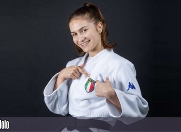 L’atleta Veronica Toniolo è l’ospite d’onore della nuova puntata di "Chi ben Comincia" in onda lunedì 28 febbraio alle 18.00. Nata in una famiglia di judoka, nel 2016 ha vinto il suo primo campionato Italiano e negli anni successivi, oltre ad aggiudicarsi altri cinque titoli italiani tra U15/U18 e U21, ha centrato numerosi obiettivi tra i quali l’oro a squadre ai giochi olimpici giovanili (YOG) di Buenos Aires, l’argento e l’oro ai Campionati Europei e un oro ai Campionati del mondo. Veronica Toniolo durante tutto il 2021 ha affrontato gare di massimo livello nella categoria Seniores, conquistando anche un settimo posto, nonostante appartenga ancora alla classe U21. Sempre lo scorso anno si è aggiudicata il quinto posto sia agli Europei sia ai Mondiali di Judo.