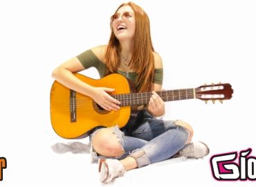 La cantautrice Amber, che nell'ambito della 7ma edizione del "Premio casa della musica" ha ricevuto il "Premio Radio Gioconda” , è l'ospite della puntata di venerdì 25 febbraio di "Riflettore". Durante la finale del concorso, che si è tenuta lo scorso 13 febbraio al Teatro Pasolini di Cervignano del Friuli (Ud), la giovanissima artista ha proposto il suo brano originale "Scacchi matti" in versione acustica, accompagnandosi con la chitarra. La sua performance le ha fatto conquistare l'inserimento del singolo in altissima rotazione sulla radio del Friuli-Venezia Giulia più ascoltata in regione. Amber che ha appena vent'anni, ha da poco iniziato a scrivere pezzi suoi ed è attualmente al lavoro sulla produzione di un nuovo progetto discografico.