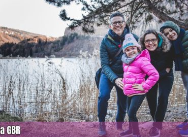 Davide Nonino, il papà della "Famiglia GBR", è l’ospite d’onore della nuova puntata di “Chi ben Comincia” in onda lunedì 21 marzo alle 18.00. Gli altri componenti del giovane nucleo famigliare sono Mamma Ale e i piccoli Matilde e Nicolò. Sul canale Youtube "GBR, Giochi per Bambini e Ragazzi" provano giochi, inventano cacce al tesoro e feste pazzerelle, sperimentano, cucinano e raccontano nuove storie. Per loro giocare è un’esperienza preziosa in cui imparare e crescere insieme: è solo mettendosi in gioco che si possono raggiungere i propri sogni. La Famiglia GBR nel 2020 ha pubblicato il libro "Il Nuovo Giocalibro", edito da De Agostini, che suggerisce giochi pratici, passatempi e sfide per ogni occasione, da fare da soli, in famiglia e con gli amici. Il loro canale YouTube conta ad oggi quasi due milioni di iscritti e più di un miliardo di visualizzazioni.