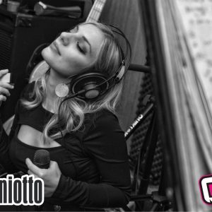 La cantante, corista e vocal coach Silvia Smaniotto è l’ospite della puntata di venerdì 11 marzo di "Riflettore". L''artista, originaria di Pramaggiore (Ve), ha un legame speciale con il Friuli-Venezia Giulia, a partire dal fatto che dal 2008 al 2011 è stata corista della cantautrice monfalconese Elisa. Tra le sue più prestigiose collaborazioni spicca anche quella con Ultimo per il progetto "La favola” che l'ha portata a cantare, sempre in veste di corista, allo stadio Olimpico di Roma nel luglio 2019. Silvia Smaniotto il primo marzo scorso ha pubblicato il suo nuovo progetto discografico dal titolo "Frames", un album di cover interpretate insieme ai musicisti Manuel Smaniotto Andrea De Nardi e Massimo Lisa. Tra i suoi più recenti impegni professionali anche uno televisivo: ha ricoperto il ruolo di insegnante di Educazione Musicale nella sesta stagione del docu-reality di Rai 2 “Il Collegio”. Per la TV aveva già lavorato come vocal coach nelle edizioni 2018 e 2019 del talent "X Factor".