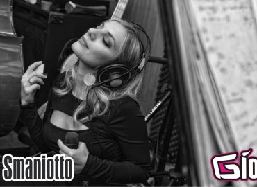 La cantante, corista e vocal coach Silvia Smaniotto è l’ospite della puntata di venerdì 11 marzo di "Riflettore". L''artista, originaria di Pramaggiore (Ve), ha un legame speciale con il Friuli-Venezia Giulia, a partire dal fatto che dal 2008 al 2011 è stata corista della cantautrice monfalconese Elisa. Tra le sue più prestigiose collaborazioni spicca anche quella con Ultimo per il progetto "La favola” che l'ha portata a cantare, sempre in veste di corista, allo stadio Olimpico di Roma nel luglio 2019. Silvia Smaniotto il primo marzo scorso ha pubblicato il suo nuovo progetto discografico dal titolo "Frames", un album di cover interpretate insieme ai musicisti Manuel Smaniotto Andrea De Nardi e Massimo Lisa. Tra i suoi più recenti impegni professionali anche uno televisivo: ha ricoperto il ruolo di insegnante di Educazione Musicale nella sesta stagione del docu-reality di Rai 2 “Il Collegio”. Per la TV aveva già lavorato come vocal coach nelle edizioni 2018 e 2019 del talent "X Factor".