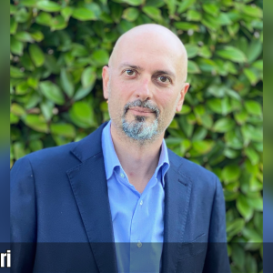 Lo scrittore Giuliano Pellizzari è l’ospite d’onore della nuova puntata di "Chi ben comincia", in onda lunedì 2 maggio. Oltre a molte pubblicazioni professionali nell’ambito della comunicazione e del marketing, settore lavorativo del quale l'autore fa parte sin da giovanissimo, ha pubblicato diversi libri di narrativa, spaziando dai racconti (tra cui cui "L’alba del parco" e "Untitled", premiati a livello nazionale) alle monografie (è del 2004 il volume "50 a Nord Est") alle novelle ("Il miglior Natale di sempre", 2016). Giuliano Pellizzari nel 2021 pubblica La Scatola del Tè, edito da Corvino e giunto alla sua seconda ristampa nel 2022, lavoro che segna il suo esordio nel romanzo giallo. Ambientato in Friuli-Venezia Giulia, "La Scatola del Tè" narra le vicende di una coppia di amici quarantenni, Leandro e Marianna che, dopo una serata in pizzeria, scoprono in piazza San Giacomo a Udine il corpo di un uomo senza vita. Coinvolti in una serie di misteri e inseguimenti, saranno fondamentali per le indagini condotte da Ugo Corba, commissario di Polizia di Palmanova. Tra colpi di scena, tecnologie innovative, frasi cifrate e relazioni d’amore, i protagonisti attraverseranno il Friuli, da Strassoldo al Monte Lussari.