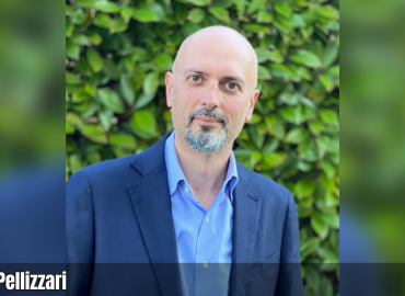 Lo scrittore Giuliano Pellizzari è l’ospite d’onore della nuova puntata di "Chi ben comincia", in onda lunedì 2 maggio. Oltre a molte pubblicazioni professionali nell’ambito della comunicazione e del marketing, settore lavorativo del quale l'autore fa parte sin da giovanissimo, ha pubblicato diversi libri di narrativa, spaziando dai racconti (tra cui cui "L’alba del parco" e "Untitled", premiati a livello nazionale) alle monografie (è del 2004 il volume "50 a Nord Est") alle novelle ("Il miglior Natale di sempre", 2016). Giuliano Pellizzari nel 2021 pubblica La Scatola del Tè, edito da Corvino e giunto alla sua seconda ristampa nel 2022, lavoro che segna il suo esordio nel romanzo giallo. Ambientato in Friuli-Venezia Giulia, "La Scatola del Tè" narra le vicende di una coppia di amici quarantenni, Leandro e Marianna che, dopo una serata in pizzeria, scoprono in piazza San Giacomo a Udine il corpo di un uomo senza vita. Coinvolti in una serie di misteri e inseguimenti, saranno fondamentali per le indagini condotte da Ugo Corba, commissario di Polizia di Palmanova. Tra colpi di scena, tecnologie innovative, frasi cifrate e relazioni d’amore, i protagonisti attraverseranno il Friuli, da Strassoldo al Monte Lussari.