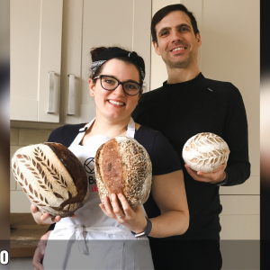 Deborah e Marco, i vincitori del prestigioso premio britannico "Baking industry awards", sono gli ospiti della nuova puntata di "Chi ben comincia" in onda lunedì 11 aprile. Il premio, dedicato ai prodotti e alle aziende del settore della panificazione, si compone di 15 categorie. Lo scorso dicembre, Deborah e Marco con il loro pane al cioccolato hanno sbaragliato la concorrenza e conquistato il titolo di "Miglior pane dell'anno". I due vincitori sono di origini friulane e vivono da qualche anno a Londra dove hanno aperto il laboratorio di prodotti da forno e dolci “Buzzing Bee”. Dal pane ai bagles, dalle focacce al baka, tutti i loro prodotti alimentari sono realizzati esclusivamente con lievito madre di qualità superiore. Deborah e Marco molto attenti nel ridurre l’impatto ambientale confezionano il loro prodotti con carta, carta riciclata e materiali compostabili. Inoltre, per le consegne, si muovono soltanto con la loro cargo bike “Bee Mobile”.