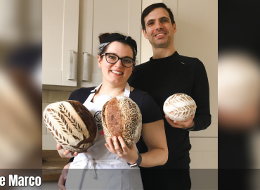 Deborah e Marco, i vincitori del prestigioso premio britannico "Baking industry awards", sono gli ospiti della nuova puntata di "Chi ben comincia" in onda lunedì 11 aprile. Il premio, dedicato ai prodotti e alle aziende del settore della panificazione, si compone di 15 categorie. Lo scorso dicembre, Deborah e Marco con il loro pane al cioccolato hanno sbaragliato la concorrenza e conquistato il titolo di "Miglior pane dell'anno". I due vincitori sono di origini friulane e vivono da qualche anno a Londra dove hanno aperto il laboratorio di prodotti da forno e dolci “Buzzing Bee”. Dal pane ai bagles, dalle focacce al baka, tutti i loro prodotti alimentari sono realizzati esclusivamente con lievito madre di qualità superiore. Deborah e Marco molto attenti nel ridurre l’impatto ambientale confezionano il loro prodotti con carta, carta riciclata e materiali compostabili. Inoltre, per le consegne, si muovono soltanto con la loro cargo bike “Bee Mobile”.