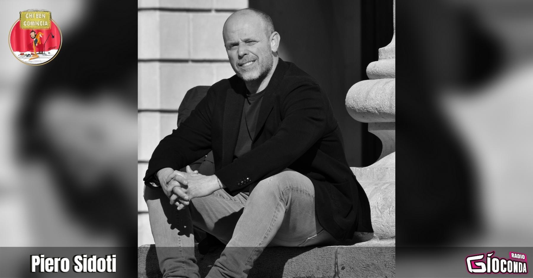 l cantautore e attore di cinema e teatro Piero Sidoti è l'ospite della nuova puntata di "Chi ben comincia" in onda lunedì 16 maggio. Laureato in Scienze Biologiche, intraprende la carriera di insegnante di matematica e scienze, si avvicina alla musica negli anni ’90 collezionando numerosi riconoscimenti in ambito artistico: dal “Premio Fabrizio De André” come miglior poesia in musica e miglior cantautore, al “Premio Gaber” con lo spettacolo di teatro-canzone “Particelle” scritto e interpretato da Sidoti e diretto da Giuseppe Battiston, fino alla “Targa Tenco 2010 miglior opera prima” con l’album “Genteinattesa”, lavoro discografico con la prefazione di Lucio Dalla (editore di diversi brani). Al cinema il cantautore partecipa al film di Silvio Soldini "Agata e la tempesta" e al film di Antonio Padovan "Il grande passo" per il quale gira il video del brano che accompagna l’uscita del film stesso. Piero Sidoti oggi, 14 maggio, pubblica il nuovo album “AMORE [FINO A PROVA CONTRARIA]”, un lavoro che ha come comune denominatore i sentimenti e le emozioni. Le canzoni inserite nel disco sono la colonna sonora dell’omonimo spettacolo che l’artista friulano porterà in scena questa sera all’Auditorium Comunale di Talmassons (Ud), in anteprima nazionale.