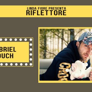 Gabriele De Tommaso , in arte Gabriel Touch, è l'ospite della puntata di venerdì 10 giugno di "Riflettore", la trasmissione che mette in luce la musica che nasce in Friuli-Venezia Giulia. Appassionato di musica sin da bambino, Gabriel inizia il suo percorso artistico con il canto lirico entrando a far parte di un coro per bambini, successivamente sceglie di interpretare brani swing, pop, rock e soul e inizia gli studi di chitarra classica. Si scopre presto cantautore scrivendo e pubblicando brani esclusivamente in lingua inglese. Lo scorso 23 maggio ha pubblicato il brano "Stelle nude", il primo scritto in lingua italiana, che farà parte del suo primo EP, la cui uscita è in programma nei prossimi mesi. Gabriel Touch nel corso dell'estate sarà impegnato in numerosi concerti e, come sempre, porterà con sè la sua mascotte "Giuly", un piccolo unicorno che è sempre protagonista in ogni foto e video dell'artista udinese.