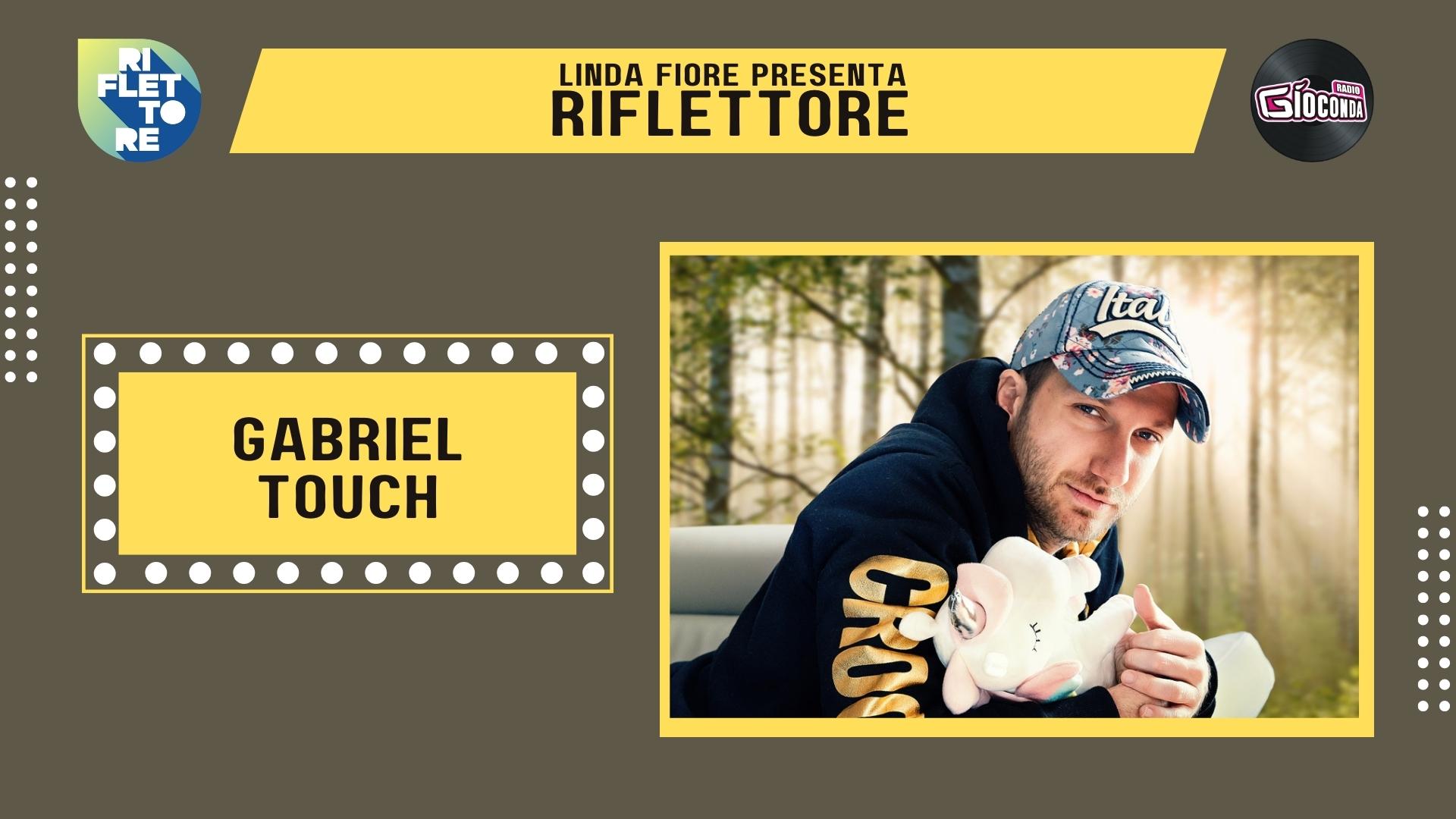 Gabriele De Tommaso , in arte Gabriel Touch, è l'ospite della puntata di venerdì 10 giugno di "Riflettore", la trasmissione che mette in luce la musica che nasce in Friuli-Venezia Giulia. Appassionato di musica sin da bambino, Gabriel inizia il suo percorso artistico con il canto lirico entrando a far parte di un coro per bambini, successivamente sceglie di interpretare brani swing, pop, rock e soul e inizia gli studi di chitarra classica. Si scopre presto cantautore scrivendo e pubblicando brani esclusivamente in lingua inglese. Lo scorso 23 maggio ha pubblicato il brano "Stelle nude", il primo scritto in lingua italiana, che farà parte del suo primo EP, la cui uscita è in programma nei prossimi mesi. Gabriel Touch nel corso dell'estate sarà impegnato in numerosi concerti e, come sempre, porterà con sè la sua mascotte "Giuly", un piccolo unicorno che è sempre protagonista in ogni foto e video dell'artista udinese.