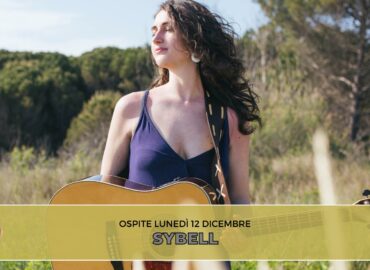 La musicista, autrice e poetessa Cristina Spadotto, in arte Sybell, è l'ospite della nuova puntata di "Chi ben comincia" in onda lunedì 12 dicembre dalle 18.00. Nelle sue produzioni musicali e poetiche tratta di tematiche legate alla spiritualità e alla crescita personale. Ha pubblicato tre EP (“Forbid”, “Discover Calypso” e “Il Canto Della Dea”) e due libri di poesie (“Il marinaio o altrimenti detto gioco al massacro” e “La pelle che navigo”) Sul web ha un blog sul suo sito sybell.it, dove pubblica pensieri e poesie. Sybell nelle sue performance dal vivo in veste di artista solista mescola musica, letture e parlato; fa inoltre parte delle band Uttern (pagan-folk) e Invisible Wave (pop-ambient).