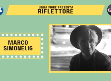 L'ospite della nuova puntata di"Riflettore", in onda venerdì 2 dicembre, è il cantautore Marco Simonelig. Classe 1989 e appassionato di musica e ballo fin da bambino, nel 2014 vince il "Cantafestival de la Bisiacaria" mentre nel 2018 diventa la voce maschile della big band "Dave e i bachi da seta". Successivamente da il via al progetto "Disney Time Machine" che unisce il canto alla sua attività di cosplayer: lo show presenta i piu bei brani tratti dalle colonne sonore dei film Disney e costumi di scena di molti dei personaggi dei cartoni animati. Marco Simonelig a inizio 2023, pubblicherà l'album "Come stai?" che conterrà brani sia in lingua inglese sia in italiano e anche uno in lingua friulana.