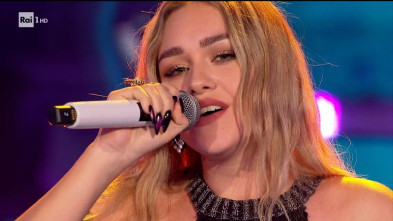 Shari, cantautrice nata a Monfalcone, sarà in gara al prossimo Festival di Sanremo. Nella finalissima di “Sanremo Giovani”, insieme ai Colla Zio, a gIANMARIA (che ha vinto la serata con La città che odi), Sethu, Will, OLLY, ha conquistato il pass per salire sul palco dell’Ariston dal 7 all’11 febbraio. Shari che a Sanremo Giovani ha proposto “Sotto voce”, brano da lei scritto e composto, al festival della canzone italiana porterà il singolo "Egoista”. Da sempre appassionata di musica, ha iniziato i suoi studi di canto e pianoforte nella scuola udinese “The Groove Factory” La giovane cantautrice, nel 2016, a soli 14 anni, è stata ospite di alcune tappe del tour italiano del trio “Il Volo” durante il quale ha intonato alcune cover. Successivamente ha scritto un brano per Benji e Fede e recentemente ha collaborato con Salmo con il quale ha scritto e inciso il singolo “L’angelo caduto”. Shari, sul palco dell’Ariston, troverà un’altra artista del Friuli- Venezia Giulia: si tratta di California (pseudonimo di Francesca Mesiano), nata a Pordenone, componente del duo ComaCose.
